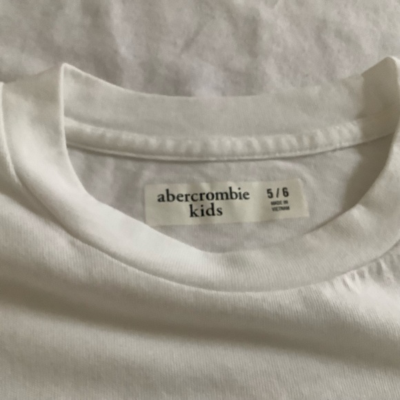 NWOT New 3 pack Abercrombie Kids t-shirt, white color, Size 5/6 - Picture 4 of 9